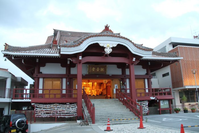 合掌犬で有名な首里観音堂、実はここにもまた琉球の興味深い歴史があった。上り口説に歌われるお寺。